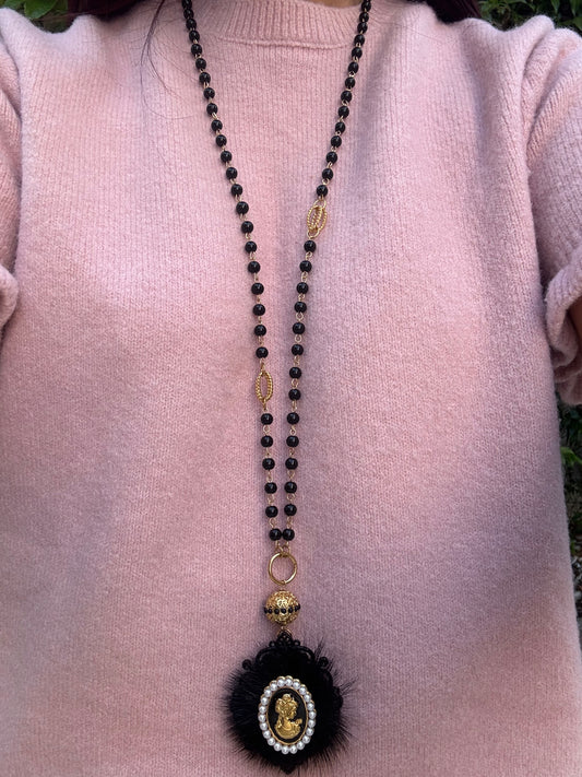 Sautoir noir à plume