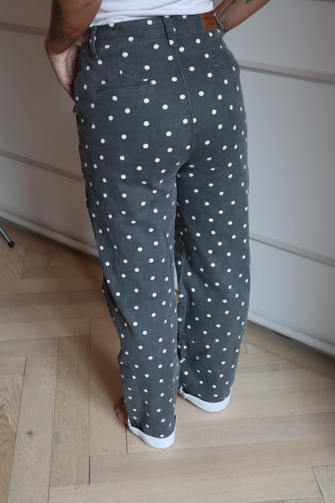 Jean à pois gris